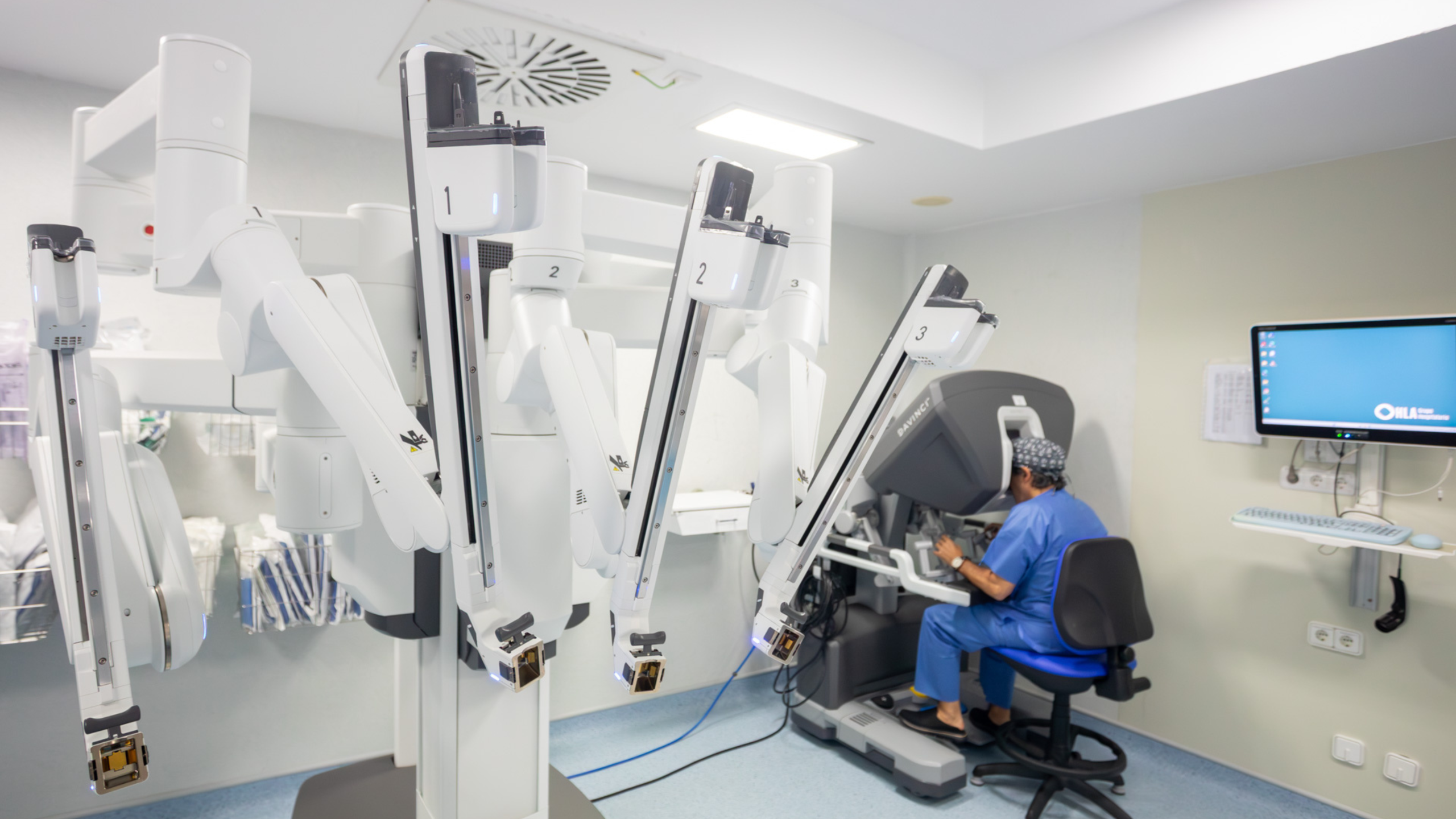 HLA Vistahermosa realiza las primeras intervenciones con el robot Da Vinci